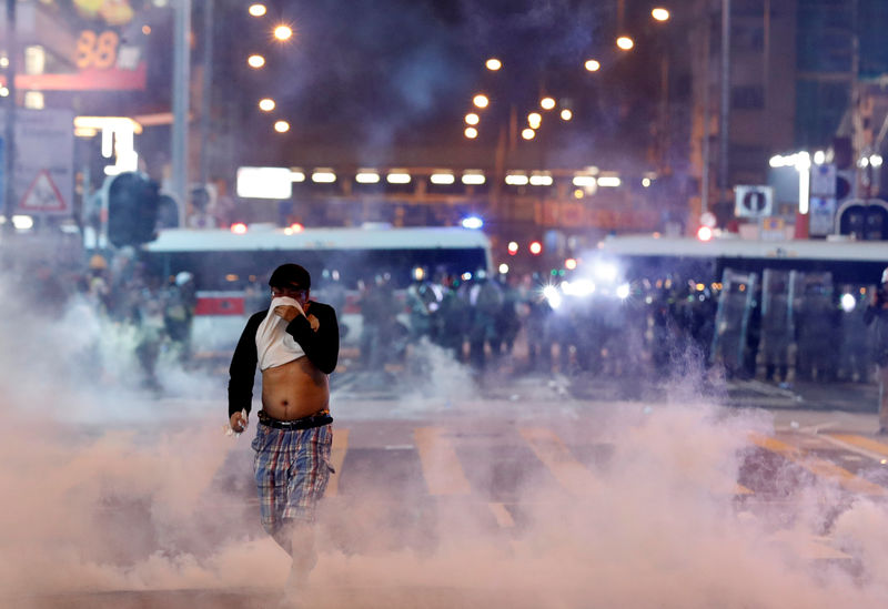 © Reuters. A man runs among the tear gas during a protest in Hong Kong