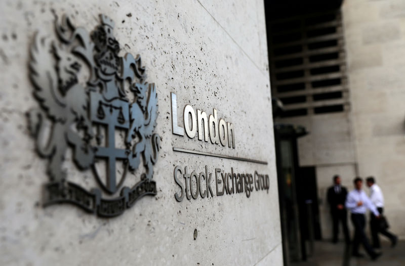 © Reuters. FILE PHOTO: Pedestrians enter and the London Stock Exchange