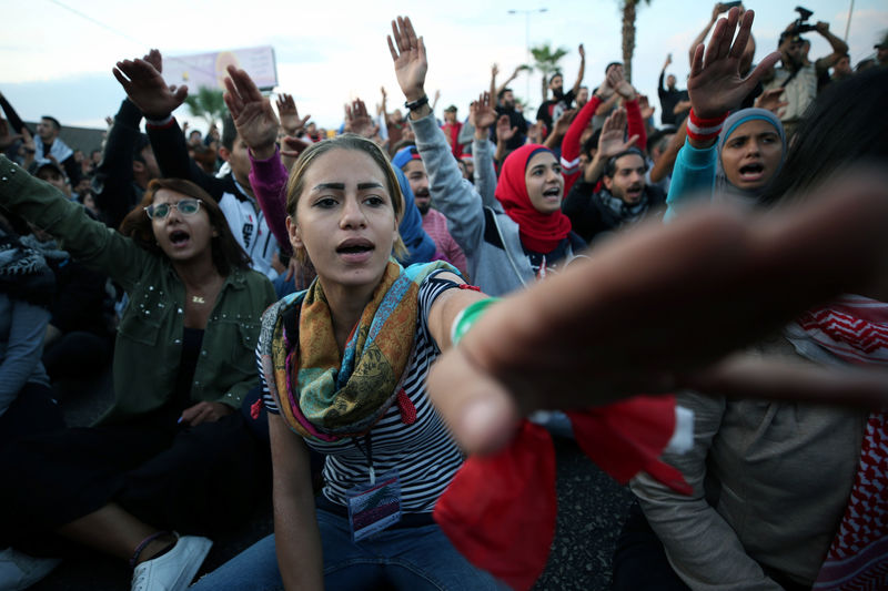 © Reuters. صندوق النقد يحث لبنان على تنفيذ إصلاحات والمحتجون يواصلون الضغط