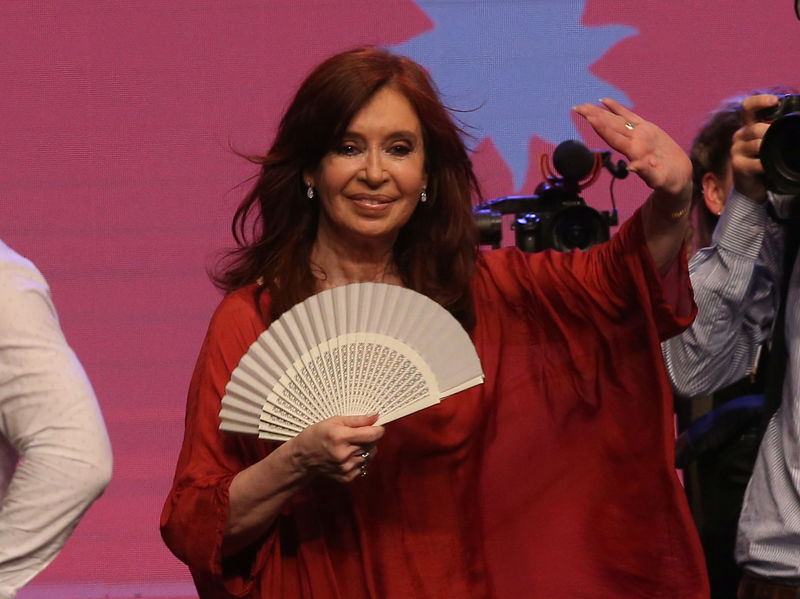 Cristina Kirchner volta como vice da Argentina e cobra medidas econômicas de Macri