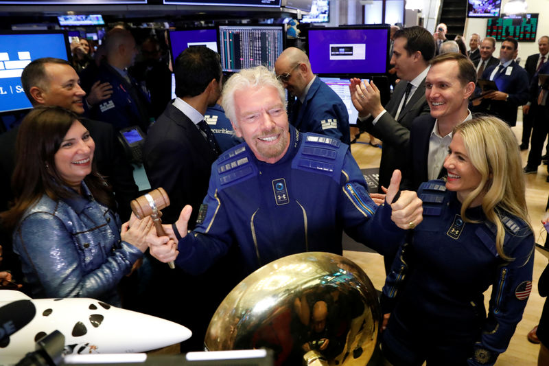 © Reuters. Sir Richard Branson rings bell on floor of New York Stock Exchange as Virgin Galactic (SPCE) begins public trading in New York