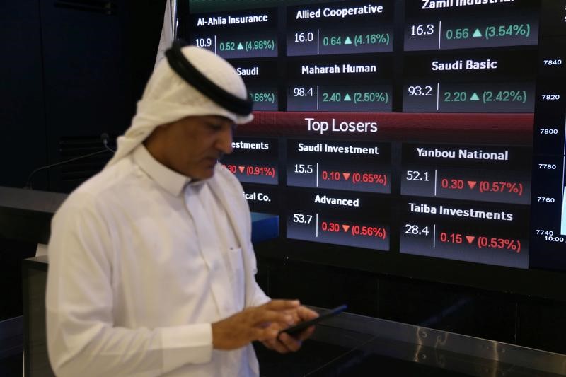 الأسهم السعودية تهبط بسبب البنوك لكن التجاري الدولي يدعم مصر
