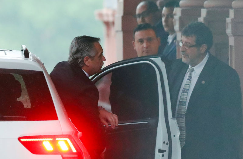 © Reuters. Presidente eleito da Argentina, Alberto Fernández, chega à Casa Rosada para reunião com presidente Mauricio Macri