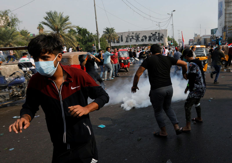 © Reuters. العراق يعلن حظر التجول في بغداد مع تجدد الاحتجاجات لليوم الرابع