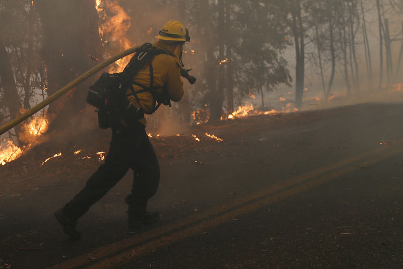Miles reciben orden de evacuar por incendio forestal de rápido avance en Los Ángeles