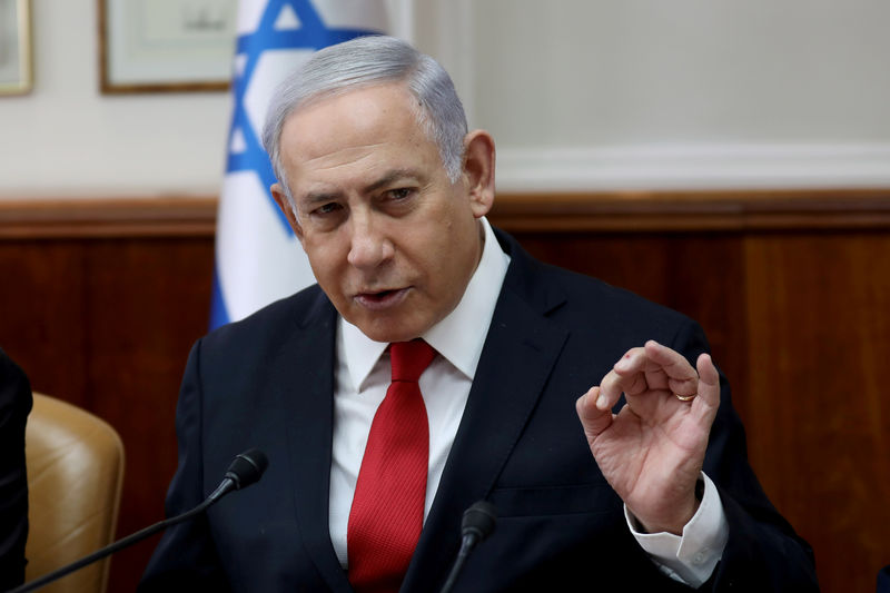 © Reuters. FILE PHOTO: Israeli Prime Minister Benjamin Netanyahu gestures while speaking during the weekly cabinet meeting in Jerusalem