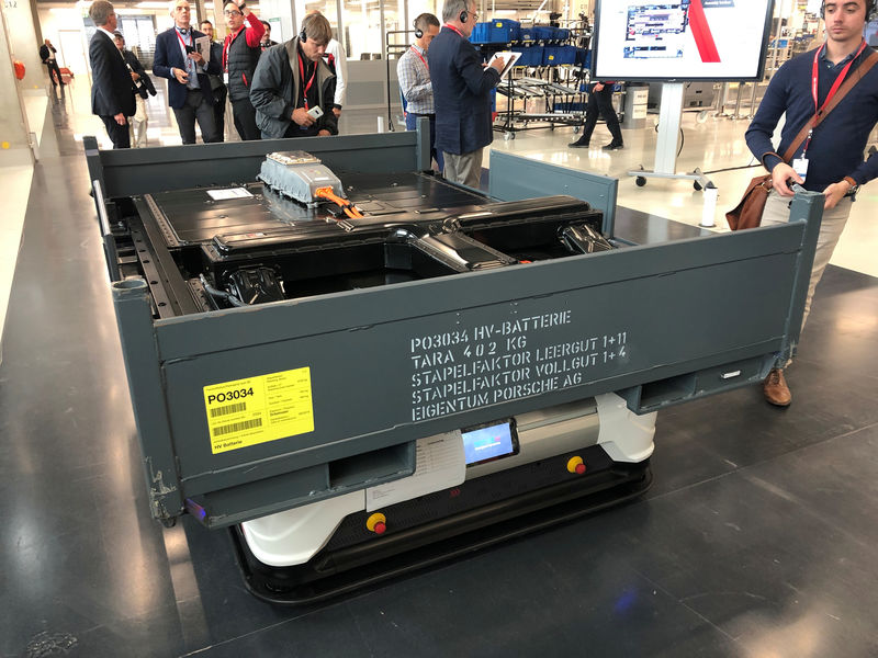 © Reuters. An electric battery pack is being carried to meet a car body at Porsche's Zuffenhausen manufacturing complex, in Stuttgart