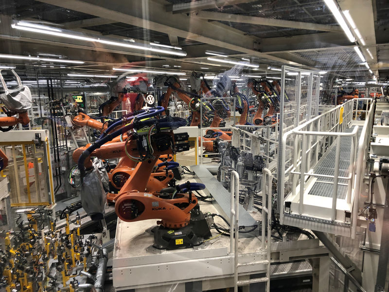 © Reuters. An automated body welding line for electric cars is seen at Volkswagen's Zwickau assembly plant in Zwickau