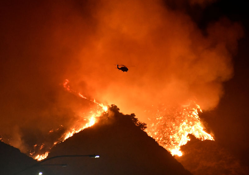 Incêndio em Los Angeles destrói casas e provoca ordens de retirada