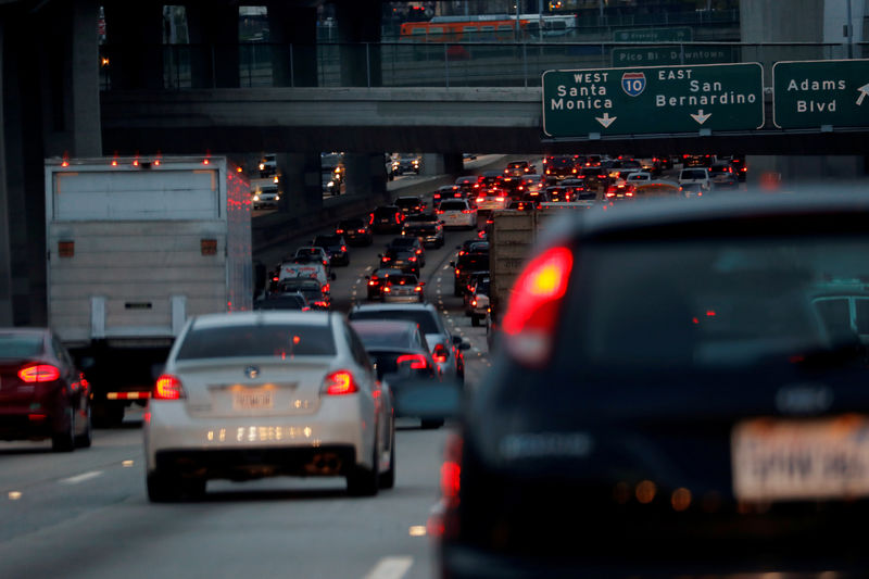 © Reuters. FILE PHOTO: FILE PHOTO: Morning commuters travel in rush hour traffic toward Los Angeles, California