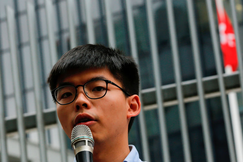 © Reuters. Pro-democracy activist Joshua Wong speaks to journalists after being disqualified from running in the local district's council elections in November, in Hong Kong