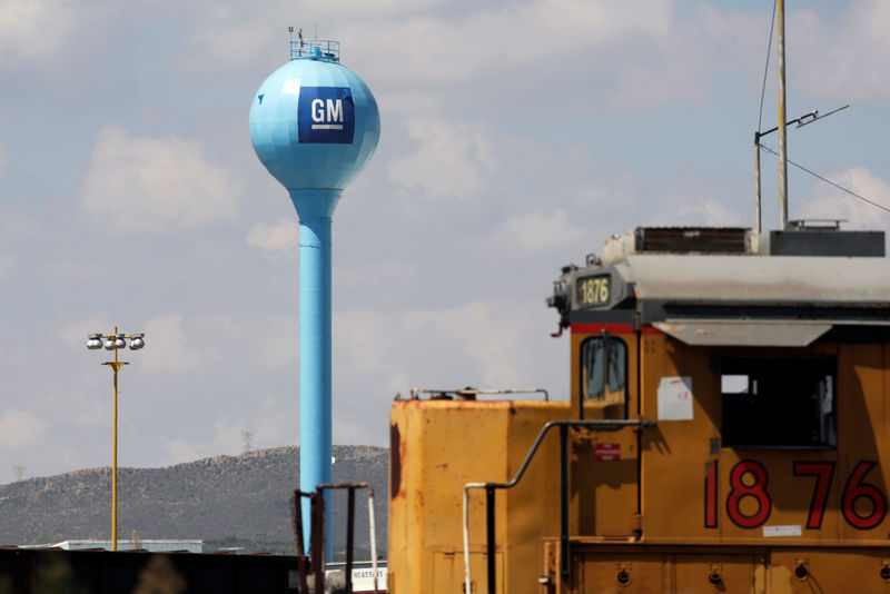 © Reuters. FILE PHOTO: The GM logo is pictured at the General Motors Assembly Plant in Ramos Arizpe