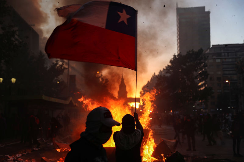 Nuevas protestas toman el centro de Santiago tras el cambio de gabinete del gobierno Piñera