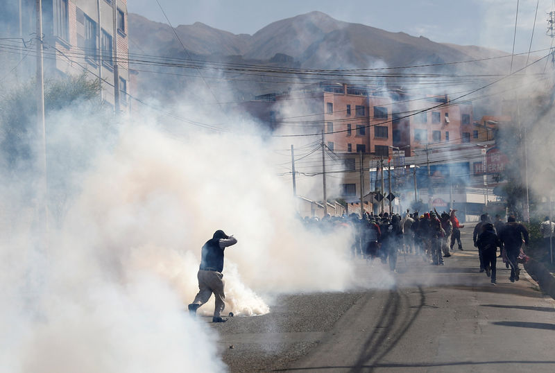 Polícia boliviana lança gás lacrimogêneo em mais um dia de protestos contra resultado eleitoral