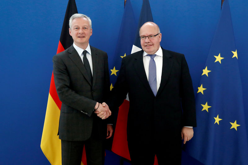 © Reuters. FILE PHOTO: French Economy and Finance Minister Bruno Le Maire shakes the hand of German Minister of Economy and Energy Peter Altmaier before a meeting on the development and production of European batteries in Paris