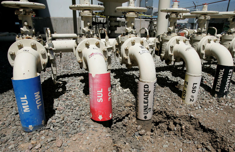 © Reuters. FILE PHOTO: Pipes carrying various finished products are seen at the truck loading area at the Suncor Energy refinery in Denver