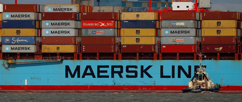 © Reuters. FILE PHOTO: The Maersk Line container ship Maersk Sentosa is helped by tugs as it navigates the River Mersey in Liverpool