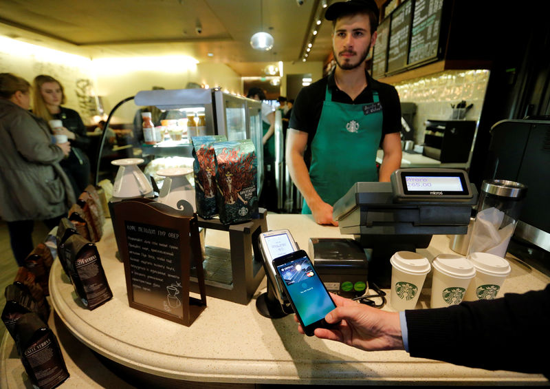 © Reuters. Usuário paga conta com serviço Apple Pay em café em Moscou