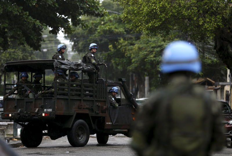 © Reuters. Soldados brasileiros durante treinamento no Rio antes de partirem para missão de paz no Haiti