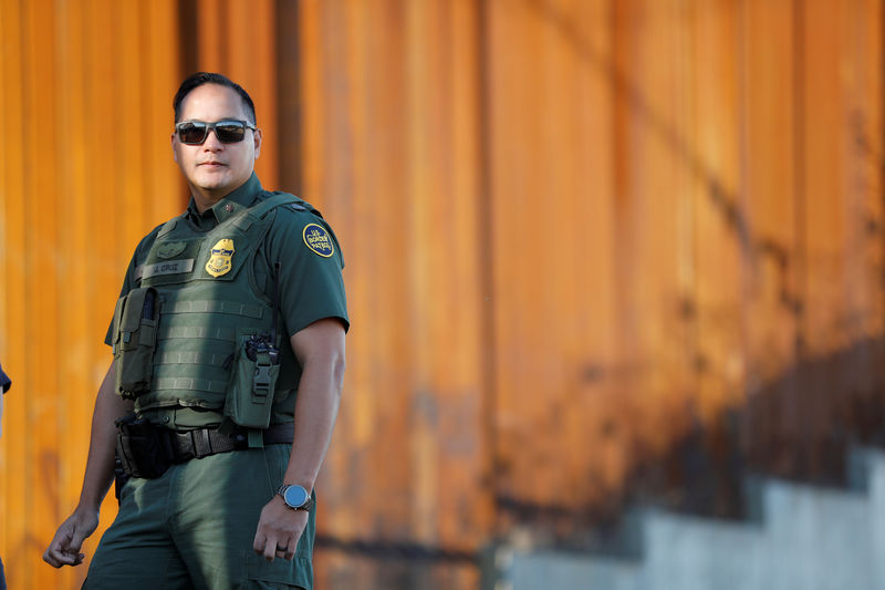 © Reuters. FILE PHOTO: DHS Secretary Kirstjen Hielsen visits finished section of wall at Calexico