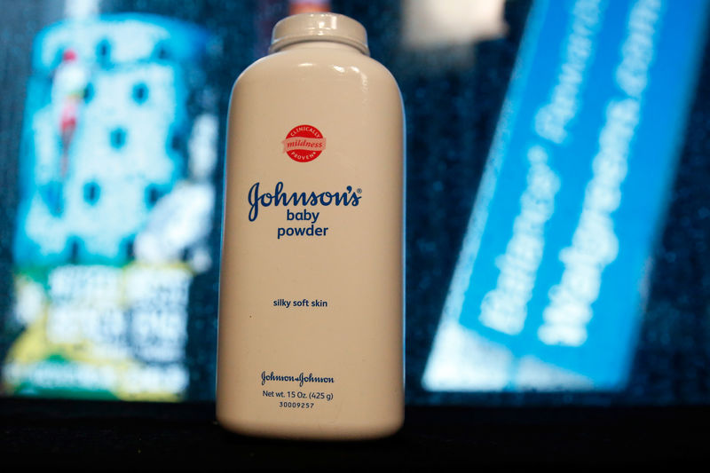 © Reuters. FILE PHOTO: A bottle of Johnson's Baby Powder is seen in a photo illustration taken in New York