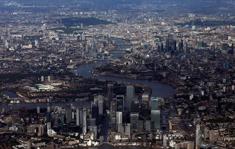 © Reuters. Canary Wharf and the City of London financial district are seen from an aerial view in London