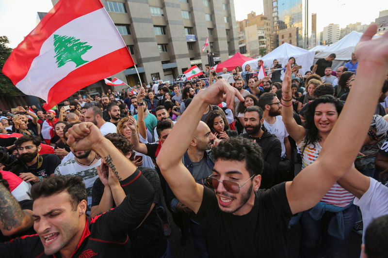 © Reuters. قيادة الجيش اللبناني تدعو المتظاهرين إلى فتح الطرق