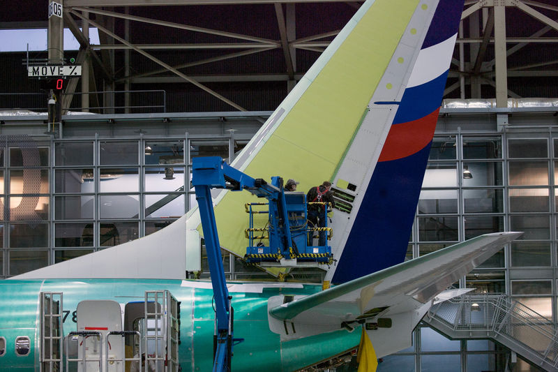 © Reuters. FILE PHOTO: Boeing employees work on the tail of a Boeing 737 NG at the Boeing plant in Renton, Washington