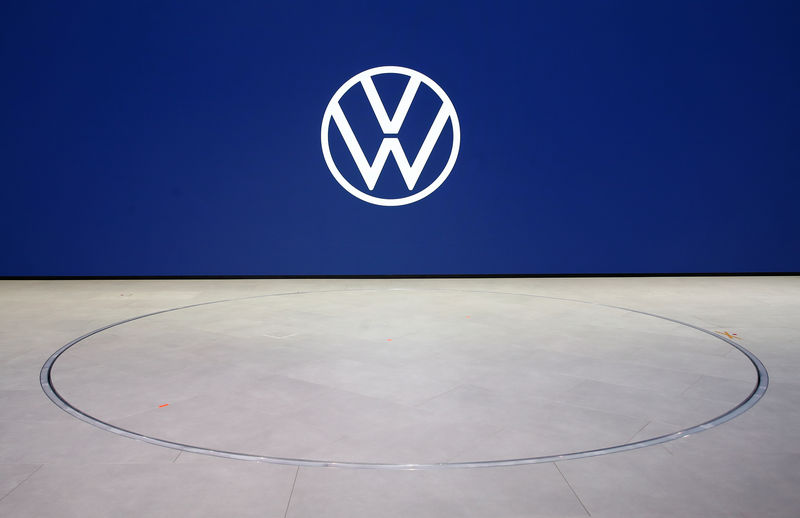 Volkswagen riduce stima vendite 2019 su rallentamento domanda