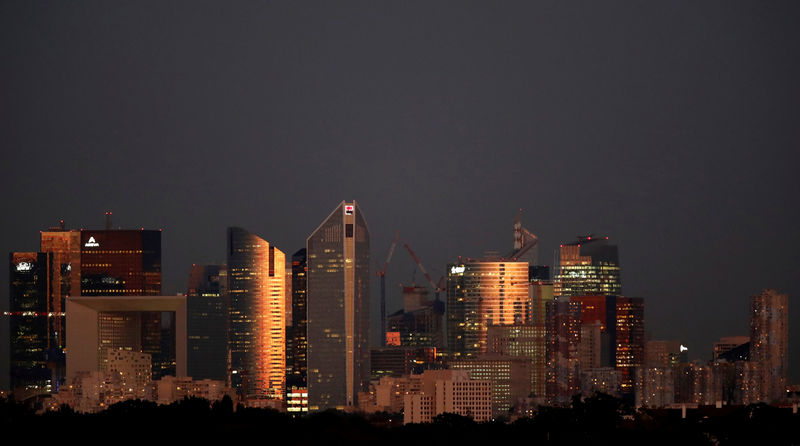 © Reuters. FOTO DE ARCHIVO: El distrito financiero de La Defense se ve durante la puesta de sol cerca de París, Francia, el 25 de septiembre de 2018