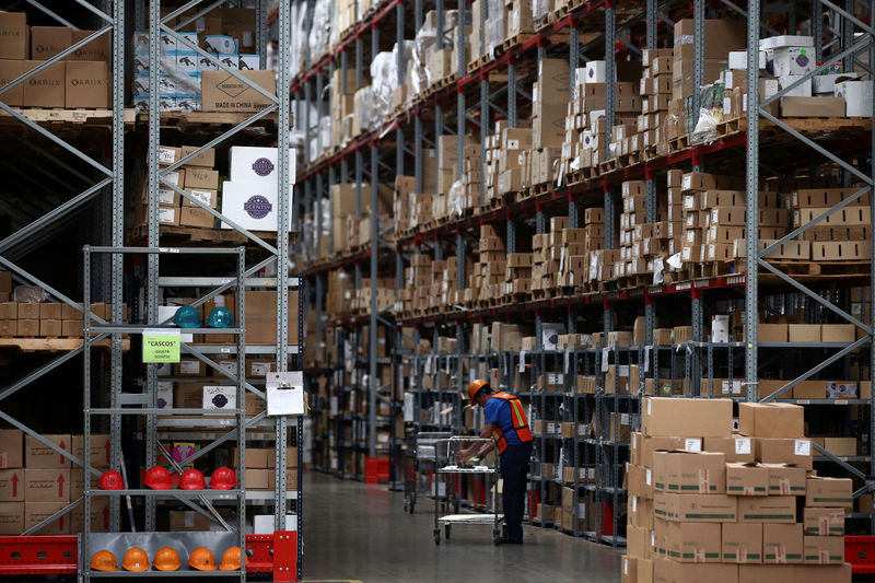 © Reuters. FILE PHOTO:  Employee of Estafeta Mexicana works at the company's logistics centre in Mexico City