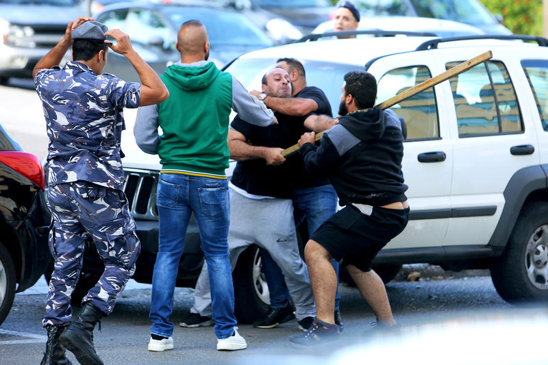 المحتجون اللبنانيون ينقلبون على زعمائهم ويكسرون المحظورات
