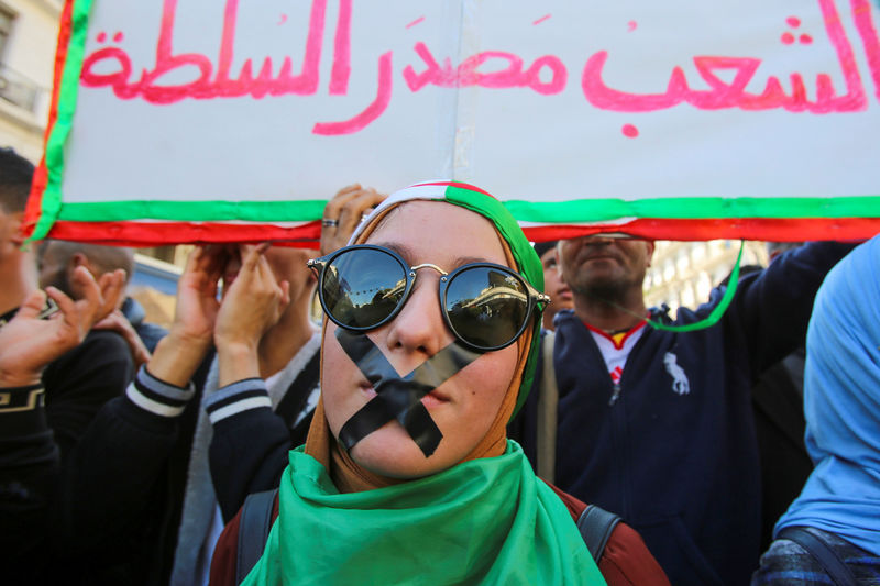 المتظاهرون في الجزائر يواصلون احتجاجاتهم في تحد &quot;للسلطة&quot;