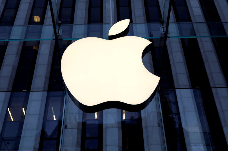 © Reuters. FILE PHOTO: The Apple Inc. logo is seen hanging at the entrance to the Apple store on 5th Avenue in New York