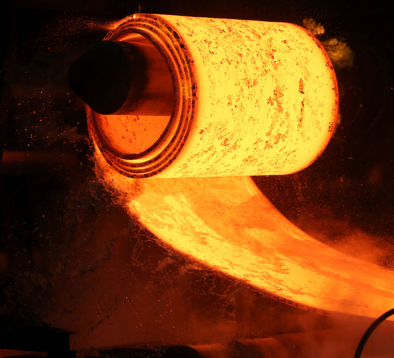 © Reuters. Water runs off a steel coil as it is unrolled on the line at the Novolipetsk Steel PAO steel mill in Farrell, Pennsylvania