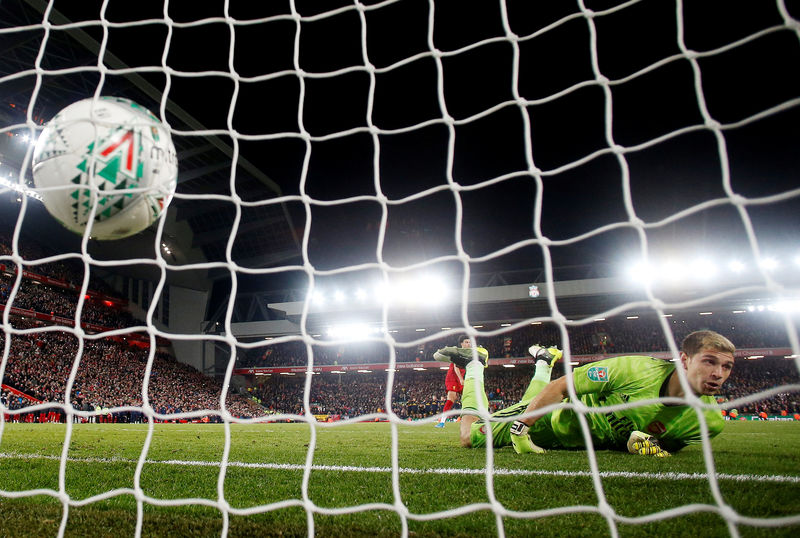 © Reuters. ليفربول يهزم أرسنال بركلات الترجيح بعد مباراة مثيرة من عشرة أهداف