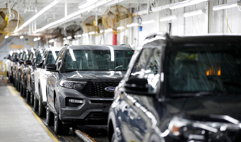 © Reuters. 2020 Ford Explorer cars are seen at Ford's Chicago Assembly Plant in Chicago