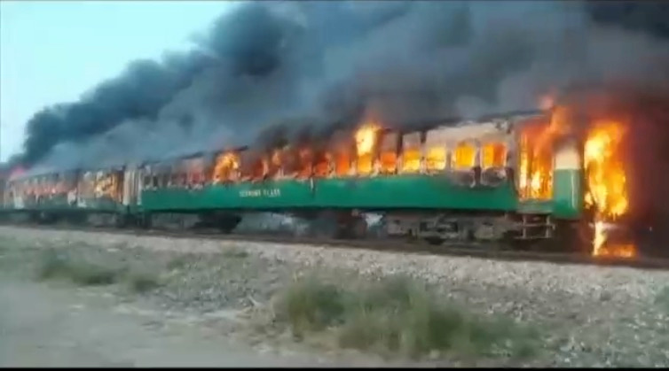 © Reuters. مقتل 46 شخصا في حريق بقطار في باكستان جراء انفجار موقد طهي