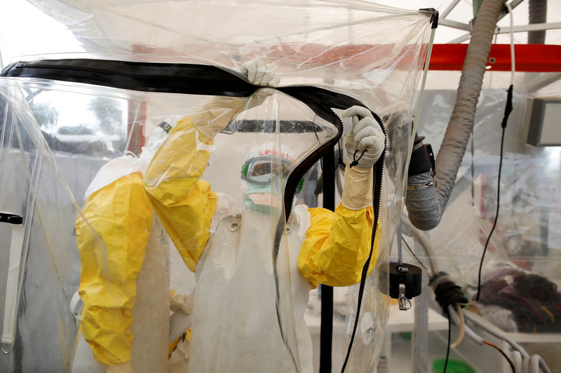 © Reuters. FILE PHOTO: A health worker wearing Ebola protection gear enters the Biosecure Emergency Care Unit at the ALIMA Ebola treatment centre in Beni