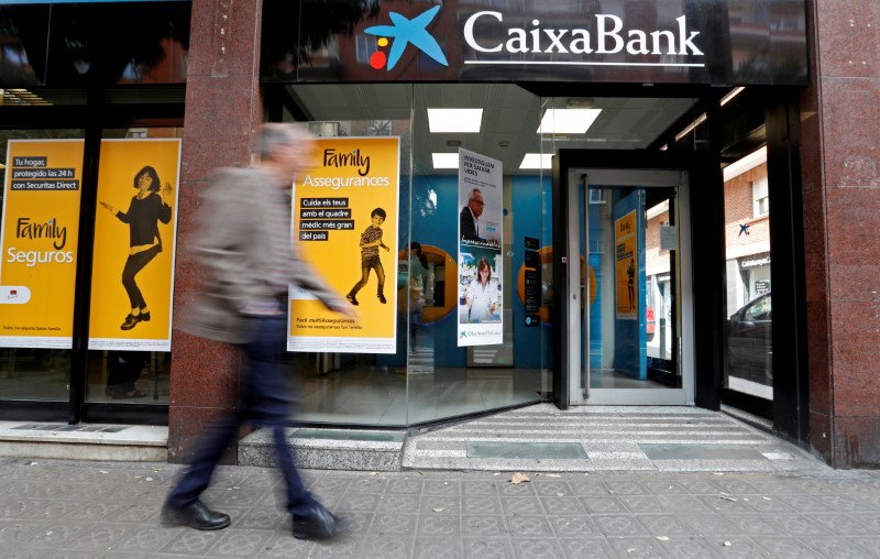 Caixabank gana un 37% más en el tercer trimestre, con margen de intereses plano
