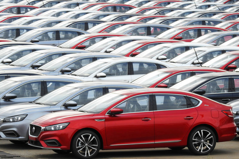 © Reuters. FILE PHOTO: Cars for export wait to be loaded onto cargo vessels at a port in Lianyungang