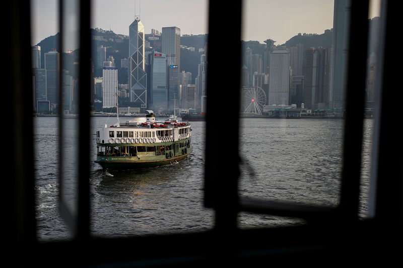 © Reuters. FILE PHOTO: The cross harbour ferry leaves the pier in Tsim Sha Tsui in Hong Kong