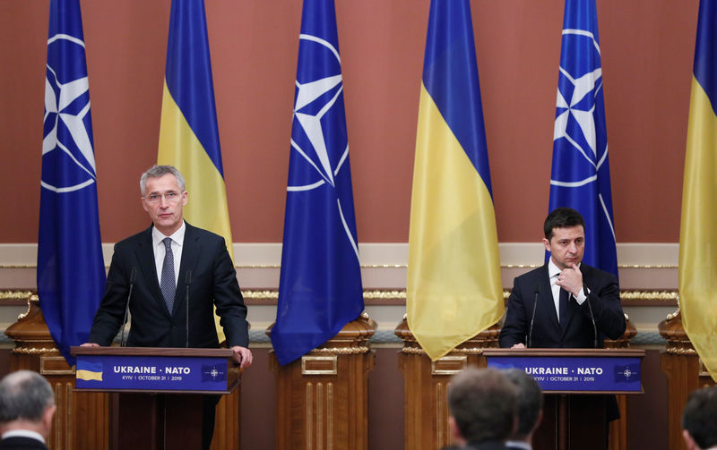 © Reuters. Ukrainian President Zelenskiy and NATO Secretary-General Stoltenberg attend a news conference in Kiev