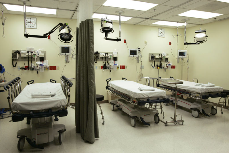 © Reuters. Beds lie empty in emergency room of Tulane University Hospital in New Orleans