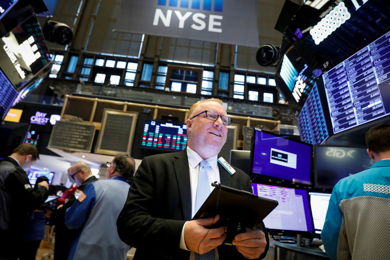 © Reuters. Traders work on the floor at the NYSE in New York