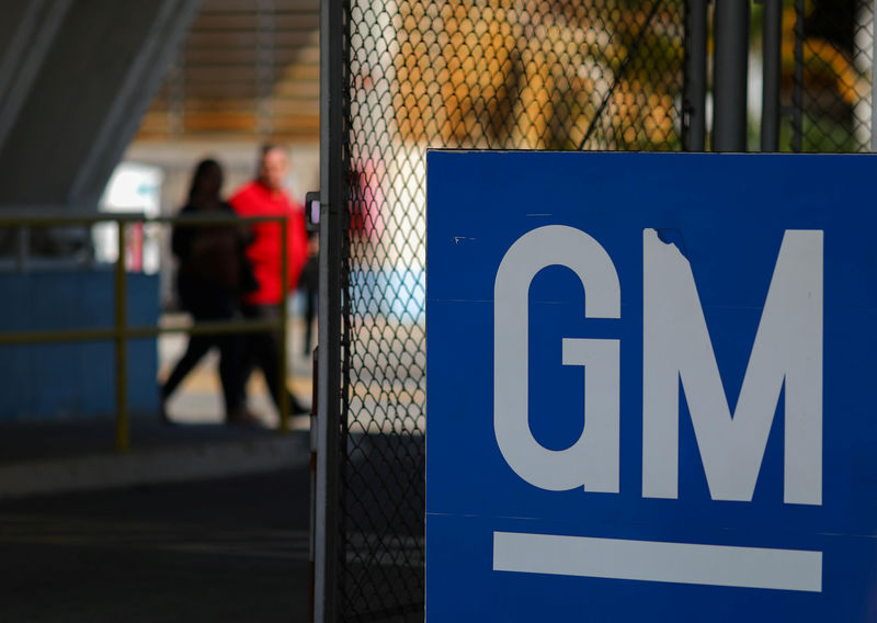 © Reuters. The GM logo is seen at the General Motors plant in Sao Jose dos Campos