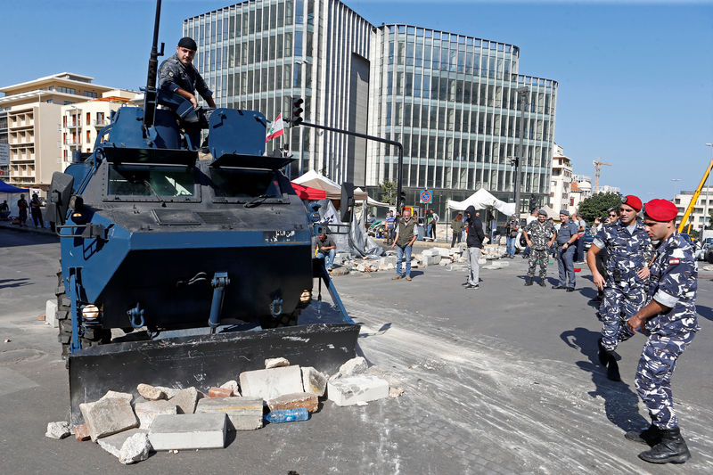 Exército do Líbano desmonta bloqueios rodoviários de manifestantes; escolas continuam fechadas