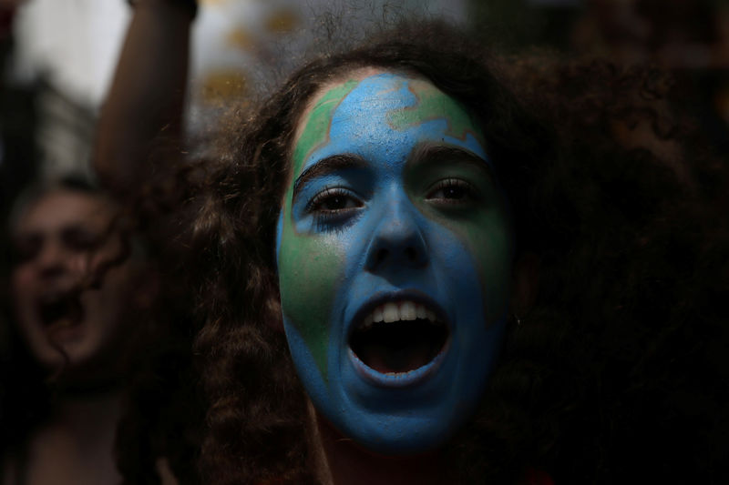 © Reuters. Foto de archivo. Manifestantes durante una marcha contra el cambio climático en Madrid, España.