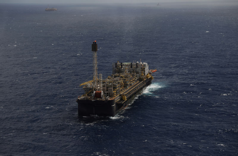 © Reuters. Plataforma de petróleo na Bacia de Santos, no RJ