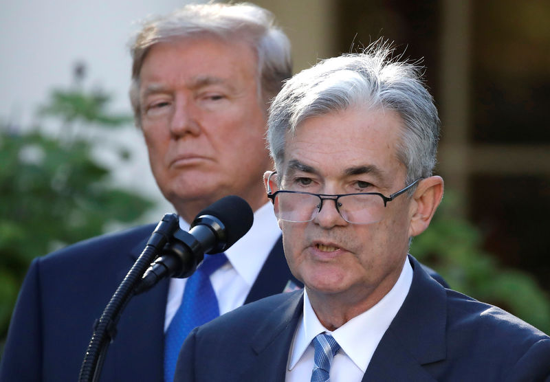 © Reuters. Presidente dos EUA, Donald Trump, observa o chairman do Fed, Jerome Powell, durante pronunciamento na Casa Branca